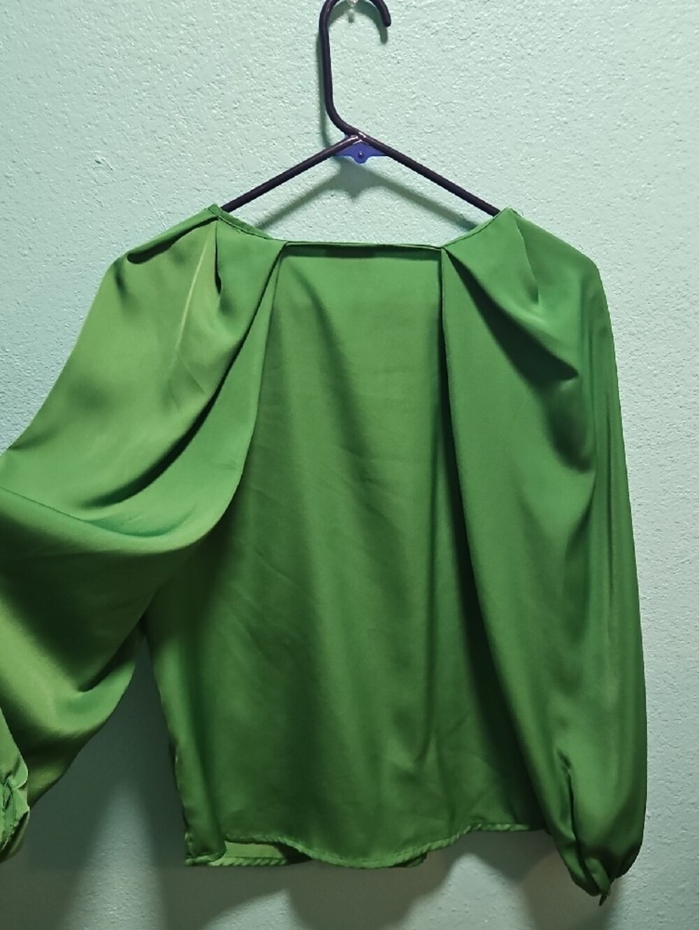 Who What Wear Green Satin Keyhole Blouse - Picture 3 of 5